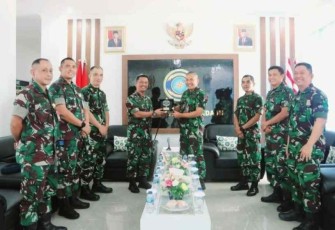 Danlanud Pattimura Kolonel Pnb Tiopan Hutapea saat menerima cenderamata Danguspurla Koarmada III, Senin (10/10)