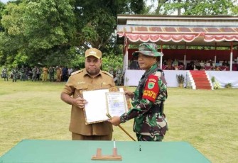 Pj. Bupati Tambrauw Engelbertus Kocu bersama Dandim 1810/Tambrauw Resmi membuka TMMD Ke-115. Sorong, Selasa (11/10)