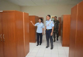 Danlanud Adi Soemarmo Marsekal Pertama TNI Agus Setiawan saat menerima pemaparan Danskadik 401 Letkol Arm Titi Tri Pangastuti di Kaliurang Yogyakarta. Rabu (12/10)