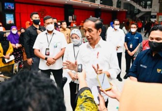 Presiden Joko Widodo menjawab pertanyaan jurnalis di Kantor Pos Kota Bandung, Kamis (13/10).