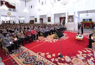 Presiden Joko Widodo memberikan pengarahan kepada jajaran Kepolisian Negara Republik Indonesia (Polri), mulai dari para pejabat utama Mabes Polri, Kapolda hingga Kapolres seluruh Tanah Air di Istana Negara, Jakarta, Jumat (14/10)