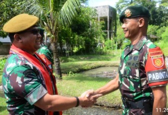 Danpussenarmed Mayjen TNI Yudhy Chandra Jaya disambut Dansatgas Yonarmed 1/Rocket Kostrad Letkol Arm Arief Budiman di Pos Ramil Waiheru Maluku