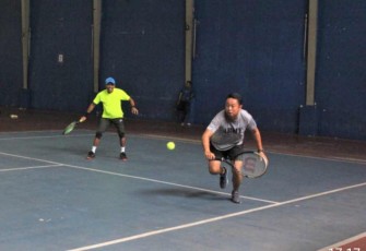 Danmenarmed 2 Kostrad Kolonel Arm Rizal Analdie olahraga tenis bersama anggotanya 