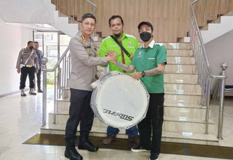 Kapolrestabes Medan Kombes Valentino Alfa Tatareda memberikan alat drumband secara simbolis ke suporter PSMS Medan