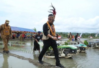 Mentan SYL saat tanam padi di Manokwari 