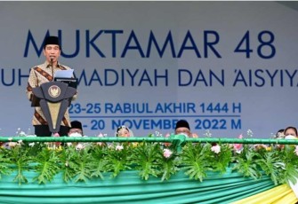 Presiden Joko Widodo memberikan sambutan dalam Muktamar Ke-48 Muhammadiyah dan 'Aisyiah yang dipusatkan di Stadion Manahan, Kota Surakarta, Provinsi Jawa Tengah, pada Sabtu, 19 November 2022