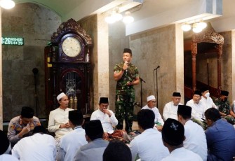 Danrem 083/BDJ Kolonel Inf M.I Gogor A.A saat safari Subuh di masjid Baiturrahman Kepanjen Kab. Malang