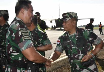 Danrem 033/WP Brigjen TNI Yudi Yulistyanto saat menyambut Panglima TNI Jenderal Andika Perkasa 