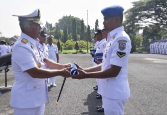 Dankodikdukum Laksamana Pertama TNI Budi Rahardjo saat kelulusan siswa Diktukba TNI AL 