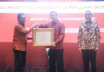 Menkumham Yasonna H Laoly saat menyerahkan pencatatan kekayaan intelektual tenun Baduy