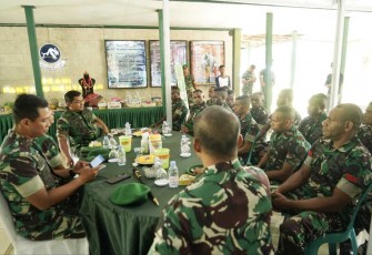 Danrem 064/MY Brigjen TNI Tatang Subarna bersama prajurit Yonif 320/BP asal Papua