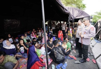 Kapolri Jenderal Listyo Sigit Prabowo saat berdialog bersama warga korban bencana gempa Cianjur 