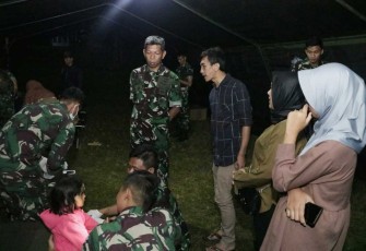 Danlanud Husein Sastranegara Kolonel Pnb I Gusti Putu Setia meninjau korban gempa Cianjur di Posko TNI AU