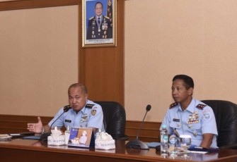 Wakasau Marsdya TNI Agustinus Gustaf Brugman saat memberikan pengarahan prajurit Koharmatau Bandung, Rabu (23/11)