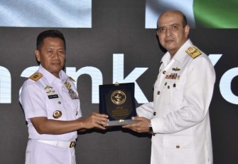 Pangkolinlamil Laksda TNI Agus Hariadi menerima cenderamata dari Commodore Faisal Javeed Sheikh di Mako Kolinlamil Jakarta, Rabu (23/11)