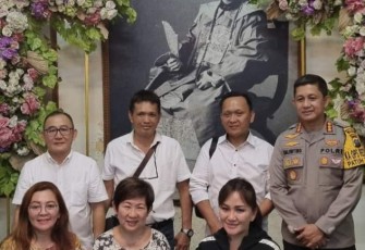 Kapolrestabes Medan Kombes Valentino Alfa Tatareda bersama keluarga Tjong Afi 