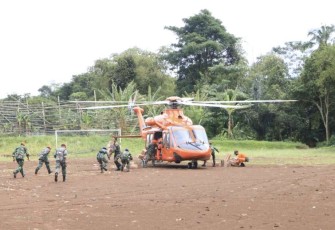 Helikopter pengangkut bantuan sosial gempa Cianjur 