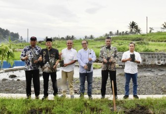 SeskemenkopUKM Arif Rahman saat penanaman bibit pohon di Bumiayu