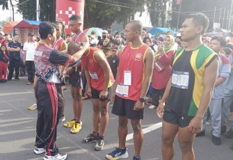 Prada Ifan Supandi saat menerima pengalungan medali. Minggu (27/11)