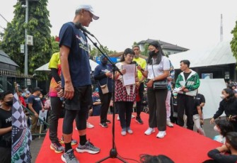 Anindha Gauri Naraswari penyandang disabilitas saat membacakan Surat Cinta Anti Kekerasan Seksual di halaman kantor gubernur Jateng. Minggu (27/11) 