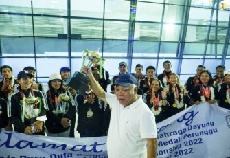 Menteri PUPR Basuki Hadimuljono saat menyambut kedatangan Tim Dayung Indonesia di bandara internasional Soekarno-Hatta, Minggu (27/11)