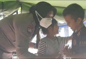 Aiptu Reni Triyani bersama anak-anak korban gempa Cianjur di pengungsian. Senin (28/11)