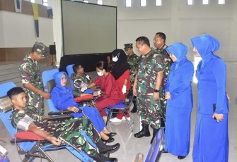 Pangkoarmada III Laksamana Muda TNI Irvansyah saat meninjau pelaksanaan donor darah. Senin (28/11)