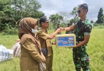 Wadansur Teritorial Penandatanganan Bencana TNI AU Mayor Lek Okie Hartanto saat menyerahkan bantuan ke aparat pemerintah desa Sukaresmi Kabupaten Cianjur. Senin (28/11)