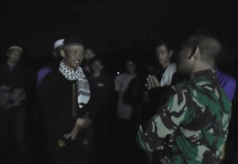 Bersholawat nabi Muhammad SAW di tenda pengungsian. Selasa (29/11)