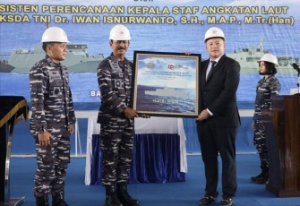 Asrena Kasal Laksma Muda TNI Iwan Isnurwanto menerima gambar kapal produksi PT Citra Shipyard Batam 