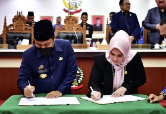 Gubernur Sulsel Andi Sudirman saat meneken penetapan APBD tahun 2023 di Makassar 