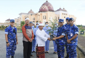 Danlanud Anang Busra Kolonel Pnb Toto Ginanto saat menyerahkan bibit pohon ke Imam Besar Masjid Baitul Izzah Islamic Center Tarakan 