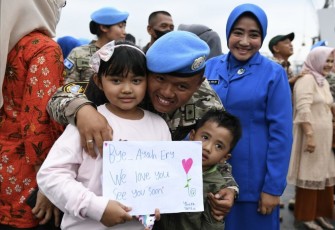 Air mata kebahagiaan dan restu keluarga melepas keberangkatan ayah tugas misi perdamaian. Jakarta. Kamis (1/12)