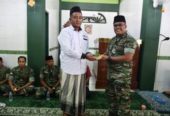 Danrem 181/PVT Brigjen TNI Wawan Erawan memberikan nasi tumpeng syukuran Masjid Al Mujahiddin Korem 181/PVT 