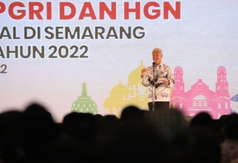 Ganjar Pranowo saat memberikan sambutan dalam acara Hari Guru Nasional di Marina Convention Center Semarang, Sabtu (3/12)