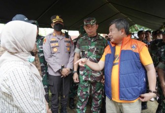 Danrem 062/Tn Kolonel Inf Asep Sukarna saat peninjauan lokasi terdampak gempa di wilayah Kabupaten Garut 