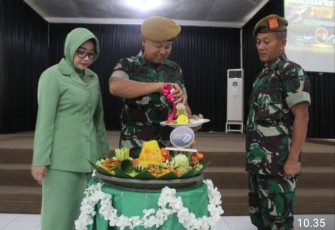 Danmenarmed 2 Kostrad Kolonel Arm Rizal Analdie memotong nasi tumpeng syukuran HUT Armed Ke-77 di Malang. Senin (5/12)