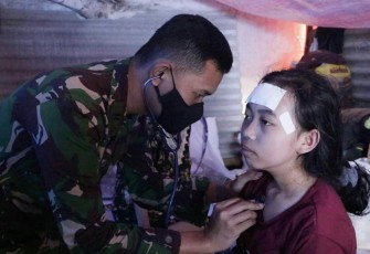Tim Medis TNI AU saat mengobati warga korban gempa Cianjur. Senin (5/12)