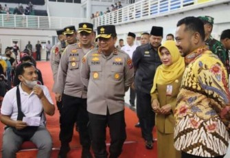 Kapolda Jatim Irjen Pol Toni Harmanto berdialog dengan warga peserta vaksinasi booster. Selasa (6/12)
