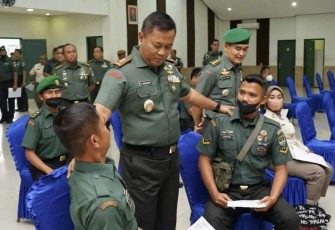 Pangdam Jaya Mayjen TNI Untung Budiharto bersama gubernur DKI Jakarta Anies Baswedan saat meninjau pelaksanaan donor darah, Rabu (7/12)