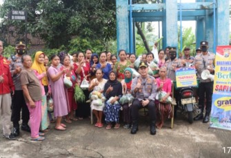 Kapolres Blitar AKBP Adhitya Panji Anom bersama masyarakat-masyarakat saat salurkan program SAPIMAS di desa Birowo. Rabu (7/12)