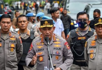 Kapolri Jenderal Listyo Sigit Prabowo saat memberikan keterangan pers di lokasi bom bunuh diri, Polsek Astana Anyar, Bandung, Rabu (7/12)