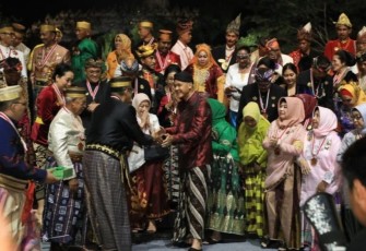 Ganjar Pranowo bersama para raja di candi Borobudur Jawa Tengah, Jum'at (9/12) malam