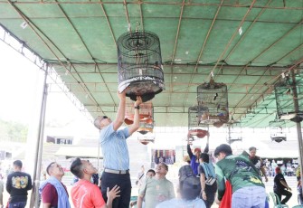 Dansatgas Yonif 645/Gty Letkol Inf Hudallah saat berpartisipasi dalam festival burung kicau, Minggu (11/12)