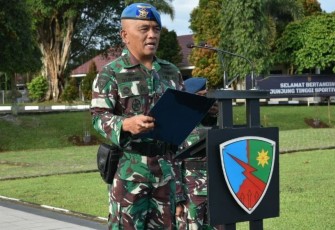 Danlanud Atang Sendjaja Marsma TNI Suliono saat memberikan pengarahan, Senin (12/12)
