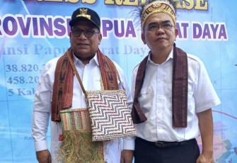 Pj Gubernur Papua Barat Daya Dr. Drs. Muhammad Mus'ad, M.Si., saat tiba di kantor Walikota Sorong. Jum'at (16/12)