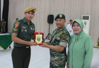 Dandenma 2 Kostrad Mayor Arm Sumarsono saat memberikan cenderamata prajuritnya pindah satuan. Jum'at (16/12)