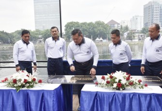 Kasal Laksamana TNI Yudo Margono saat menandatangani prasasti peresmian Food Court-2 di Jakarta, Minggu (18/12)