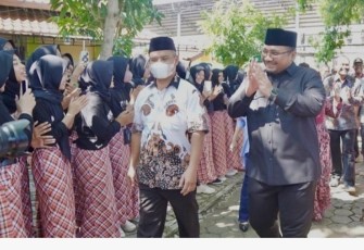 Menag menyapa siswa-siswi SMAN 2 Rembang di perayaan HUT ke 49