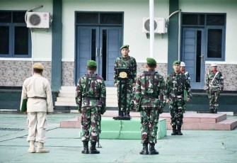 Kasilog Korem 181/PVT Kolonel Cba Roni Kurniawan saat pimpin upacara bendera 17an di Korem 181/PVT, Senin (19/12)